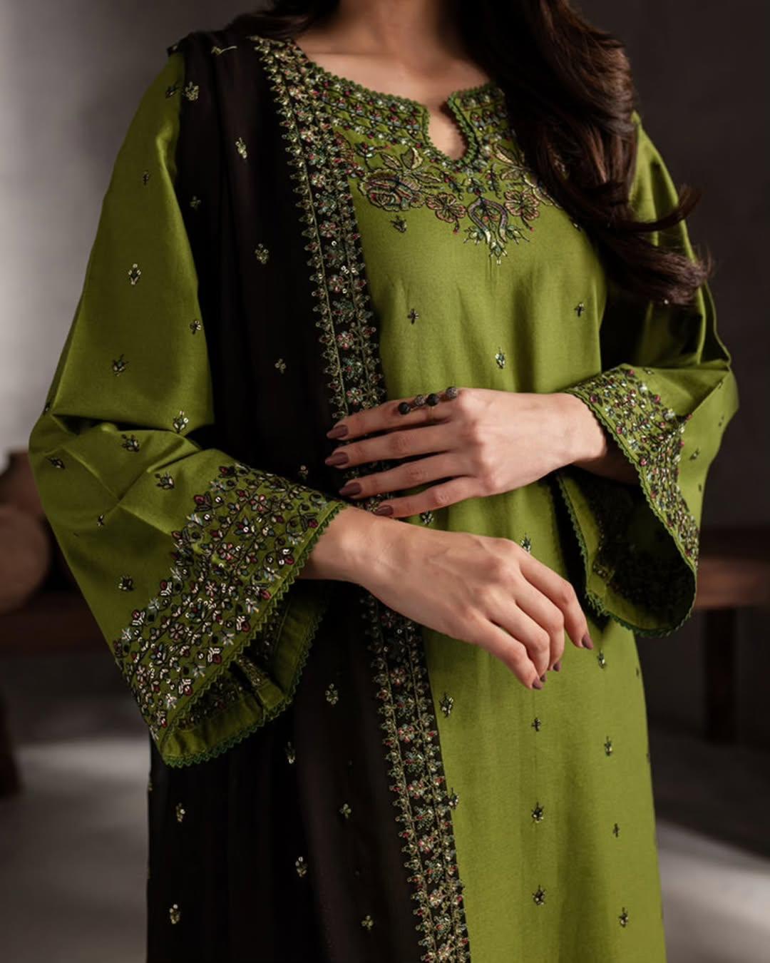 Ezza lawn 3PC – Elegance in Every Thread
