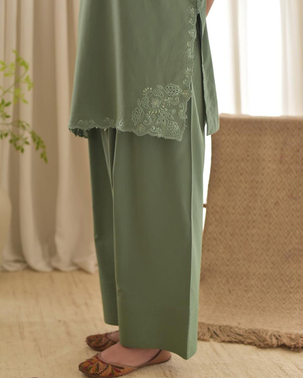 AIRA LAWN (FARSHI SHALWAR)-3PC(EMB)