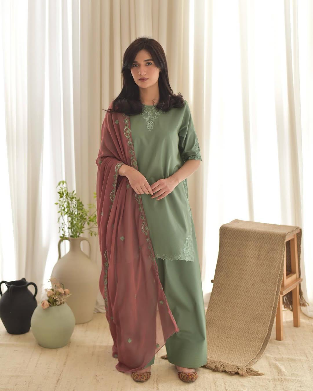 AIRA LAWN (FARSHI SHALWAR)-3PC(EMB)